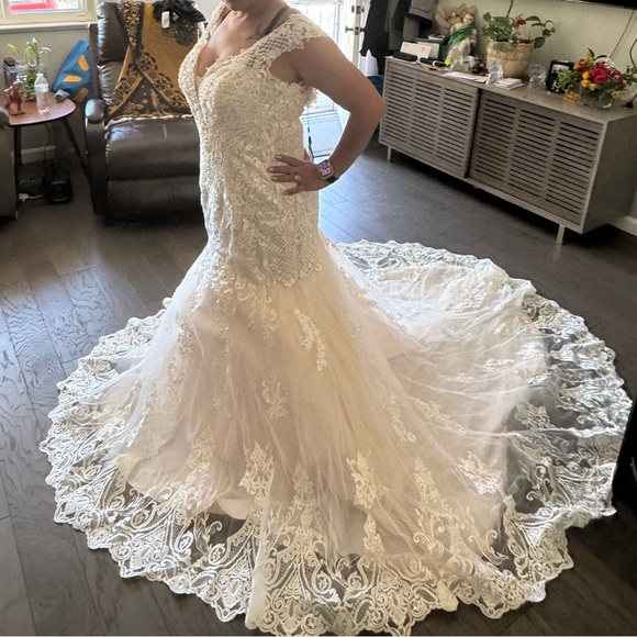 This is a brand new wedding dress very nice and elegant - Picture 4 of 9